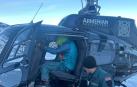 Helicóptero de los servicios de rescate armenios rescataron a los supervivientes de la expedición la montaña más alta de Armenia, el Aragots, que supera los 4.000 metros de altura