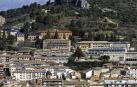 Edificios en el Casco Antiguo de Estella con San Juan en primer término. Al fondo, el entorno del Puy.