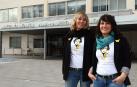Esperanza Ciriza (izda) y Nerea Barba, de la Asociación Navarra de Endometriosis (ASENNA), en la puerta de la maternidad del Hospital Universitario de Navarra.