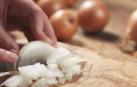 La cebolla es uno de los ingredientes principales en muchas de nuestras recetas más características por eso es clave aprender a no llorar mientras la cortamos.
