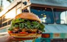 Una hamburguesa en un puesto de foodtruck