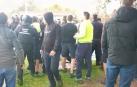 Efectivos de Policía Foral han tenido que intervenir para despejar a los empleados que se habían sentado en el suelo en señal de protesta contra la actitud de la multinacional alemana