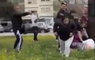 Un hombre apunta con una pistaola a una mujer durante la reyerta celebrada en una plaza de Granada