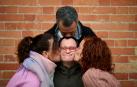 Richard Azcona Azanza, rodeado por sus hermanas y hermano. Desde la izquierda, Marga, Susana y Jose