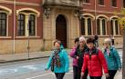 Grupo de viandantes y, al fondo, el  Ayuntamiento de Estella