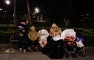 22 horas. La familia con los tres menores, ayer viernes en un parque de Pamplona.