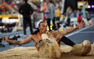 La atleta gallega Ana Peleteiro realiza uno de sus saltos en Nanjing
