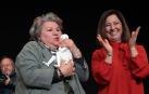 La condenada injustamente por el asesinato de Rocío Wanninkhof, Dolores Vázquez (i) y la alcaldesa de Betanzos, María Barral (d), durante el acto de entrega del XVII Premio Úrsula Meléndez de Texeda