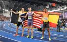 De izda. a dcha., el belga Eliott Crestan (plata), el estadounidense Josh Hoey (oro) y el español Elvin Josue Canales tras la final de 800 metros /