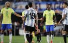Vinícius Júnior (2-d) y Joelinton (i) de Brasil reaccionan este martes, en un partido de las eliminatorias sudamericanas para el Mundial de 2026 entre las selecciones de Argentina y Brasil en el estadio Monumental en Buenos Aires