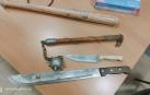 En dicha bajera se intervinieron varias armas, como un machete, un cuchillo, un bate de béisbol y un mangual medieval