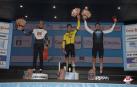 Igor Arrieta, a la ziquierda, en el podio de la cuarta etapa.