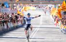 El esloveno del Red Bull Bora Primoz Roglic celebra la victoria en la última etapa de La Volta
