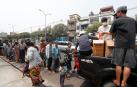 Población de Birmania recoge víveres tras el terremoto