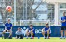 De izda. a dcha., Herrando, Aitor, Aimar, Catena y Unai García observan un ejercicio durante el entrenamiento de este martes en Tajonar /