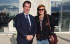 El actor norteamericano Johnny Depp con el director del aeropuerto de Teruel, Alejandro Ibrahim, a pie de pista