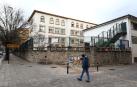 El Antiguo colegio Víctor Pradera-Paderborn con la pancarta que reclama un taller para el actual centro de FP