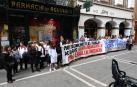 Las trabajadoras del SAD concentradas ayer frente a la sede Acción Social del Ayuntamiento de Pamplona
