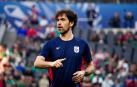 El navarro Christian Beguer da indicaciones a los jugadores de Panamá.	cedida
