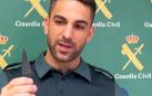 Un agente de la Guardia Civil sostiene la navaja oculta en una aparente tarjeta /