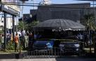 Familias esperan en las proximidades de la discoteca donde ha tenido lugar el desplome del techo