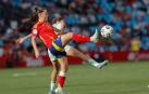 La española Claudia Pina pugna por un balón en el partido ante Portugal