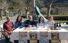 Desde la izda., Ángel Luis González, presidente de la Federación Navarra de Vela; Sol Gabari; Josean Zudaire, concejal de Turismo del Valle de Guesálaz; Charo Apesteguía y Marta Elcano, gerente y presidenta de Tierras de Iranzu, respectivamente, ayer en la presentación de las Ecoexperiencias