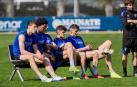 Herrando, Boyomo, Catena, Aimar y Budimir, titulares el lunes, tuvieron menos carga de trabajo. En la foto, observan el entrenamiento de sus compañeros