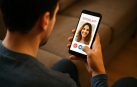Un hombre utiliza en un móvil una app de citas