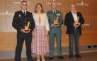 La presidenta de Asvona, Elena Acaz, y los tres premiados en la última edición de los premios.