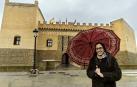 La ingeniería civil Eva Romano (Marcilla, 1993), delante del castillo de su pueblo, donde vive.