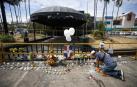 Un hombre enciende velas en la entrada de la discoteca Jet Set, en Santo Domingo (República Dominicana)