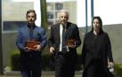 De izquierda a derecha, Gonzalo Vargas Llosa, Álvaro Vargas Llosa, y Morgana Vargas Llosa, hijos del escritor peruano Mario Vargas Llosa, caminan portando dos urnas con los restos de su padre