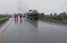 Bomberos y efectivos de Policía Foral trabajando en el lugar del accidente en la NA-134