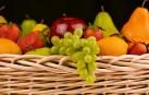 Una cesta con frutas