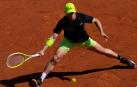 El tenista español Alejandro Davidovich devuelve la bola al ruso Karen Khachanov durante elpartido de cuartos de final del Barcelona Open Banc Sabadell-Trofeo Conde