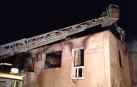 Los bomberos trabajan en el incendio de una vivienda en la localidad de El Pousadoriu, en el municipio asturiano de Salas, el que ha fallecido un hombre
