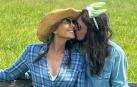 Elizabeth Hurley y Billy Ray Cyrus se besan para confirmar su relación en una foto publicada en Instagram