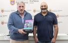 Joseba Asiron U(izda.) junto al investigador Antonio Aretxabala en la presentación del libro /