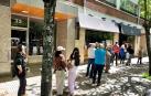 Colas para comprar el pan en el Horno Artesano, en el barrio de San Juan de Pamplona, donde atendían en la puerta