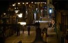 La calle Estafeta de Pamplona, este lunes cuando regresó la iluminación nocturna