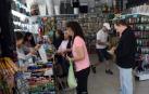Un bazar chino con gente comprando pilas, velas y linternas