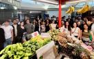 Foto de grupo de los estudiantes en uno de los puestos del Mercado del Ensanche /