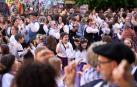Dantzaris de todas las edades llenaron de ambiente, música y color la plaza Txantrea durante la inauguración de las fiestas del barrio