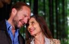 El actor británico Ralph Fiennes, acompañado por la actriz española Ángela Molina, durante la presentación hoy en Barcelona de su película 'The Return'
