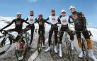 El equipo del UAE del Giro en Sierra Nevada, con Igor Arrieta segundo a la derecha