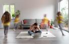 Una mujer, en casa con sus hijos