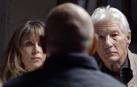 El actor Richard Gere (d) y su mujer Alejandra (i) conversan con supervivientes del sinhogarismo sobre lo que supone la vida en la calle