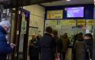 Personas comprando décimos en una administración de loterías de Madrid