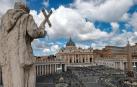 Nubes sobre la Plaza de San Pedro en el segundo día del cónclave, en la Ciudad del Vaticano, este jueves
